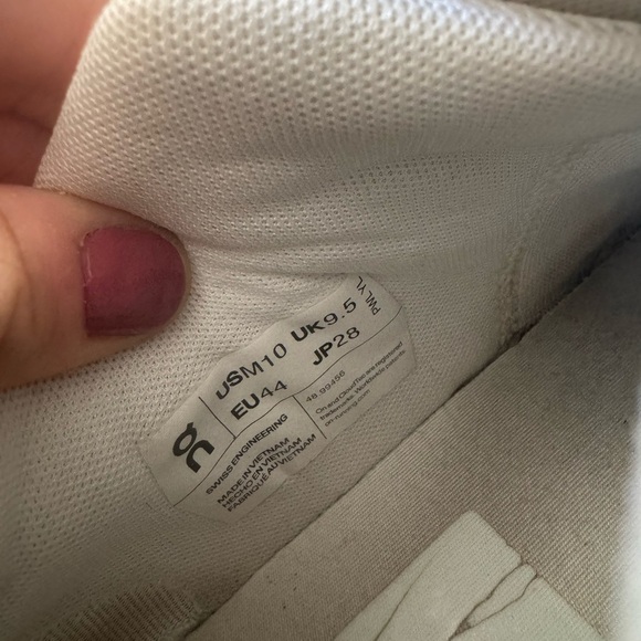 On Running The Roger Mens Shoe White Size 10 - Picture 5 of 5